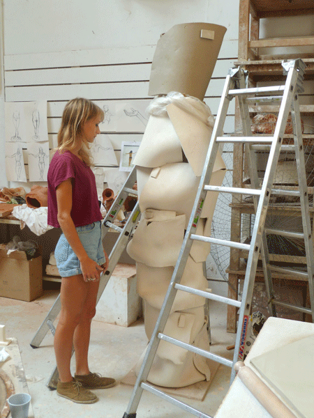 sculpture en cours dans l'atelier